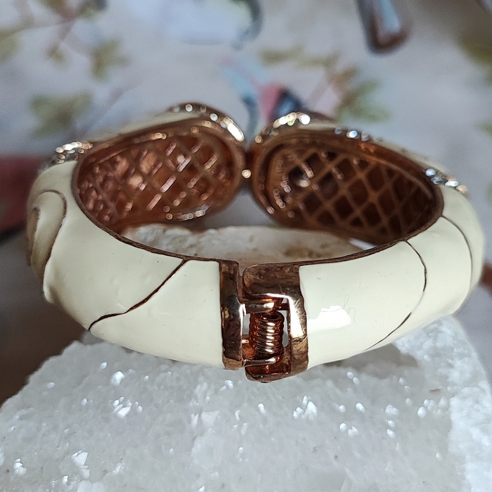 Cream Gold Tone Swirl Enameled Clear Citrine Rhinestone Clamper Bangle Bracelet - Picture 2 of 10